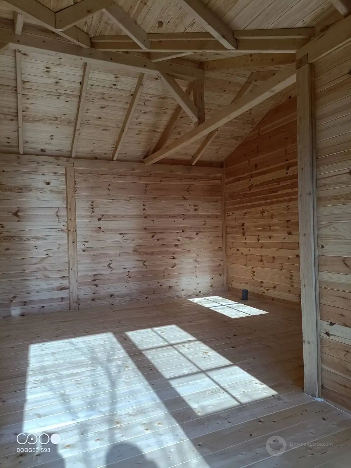 Drvena kućica u obliku slova L sa zelenim vratima, fotografija 3