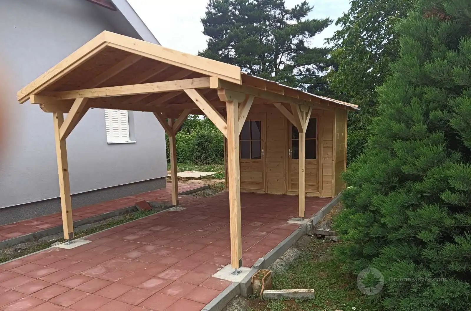 Drvena nadstrešnica uz baštensku kućicu, fotografija 1