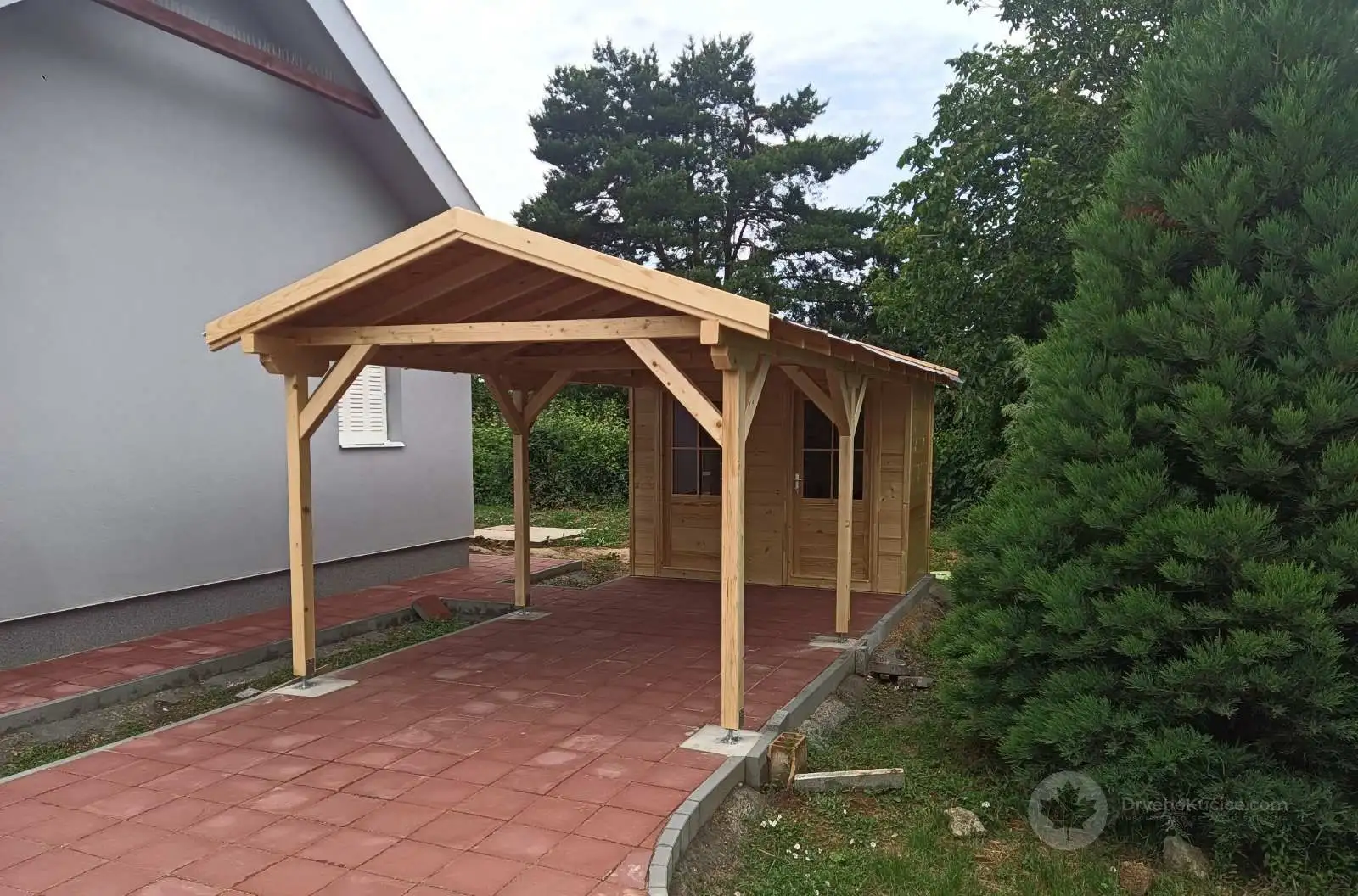 Drvena nadstrešnica uz baštensku kućicu, fotografija 2