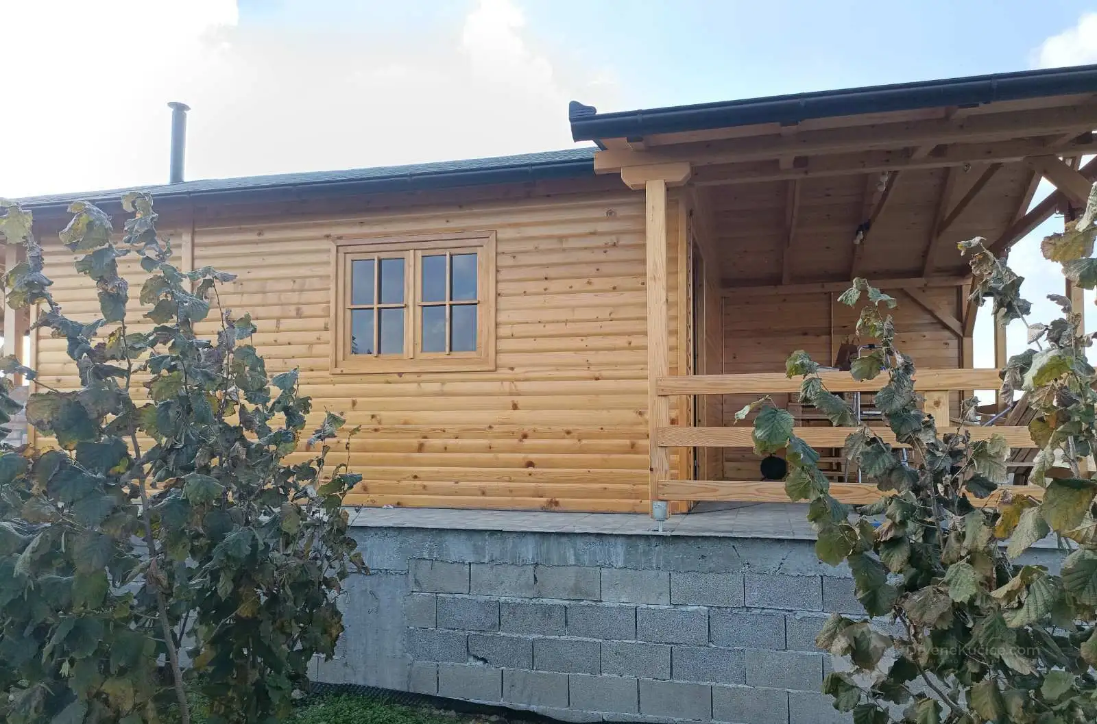 Drvena vikendica sa natkrivenim tremom, fotografija 1