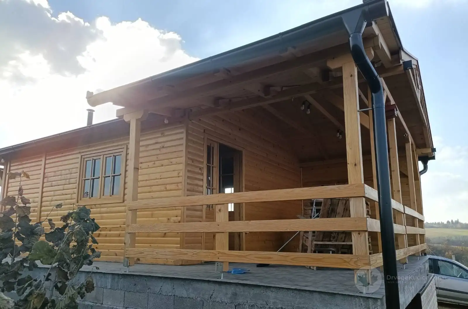 Drvena vikendica sa natkrivenim tremom, fotografija 2