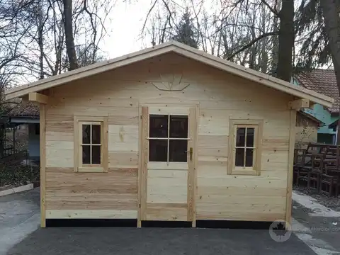 Drvena kućica sa dvoslivnim krovom i tri prozora