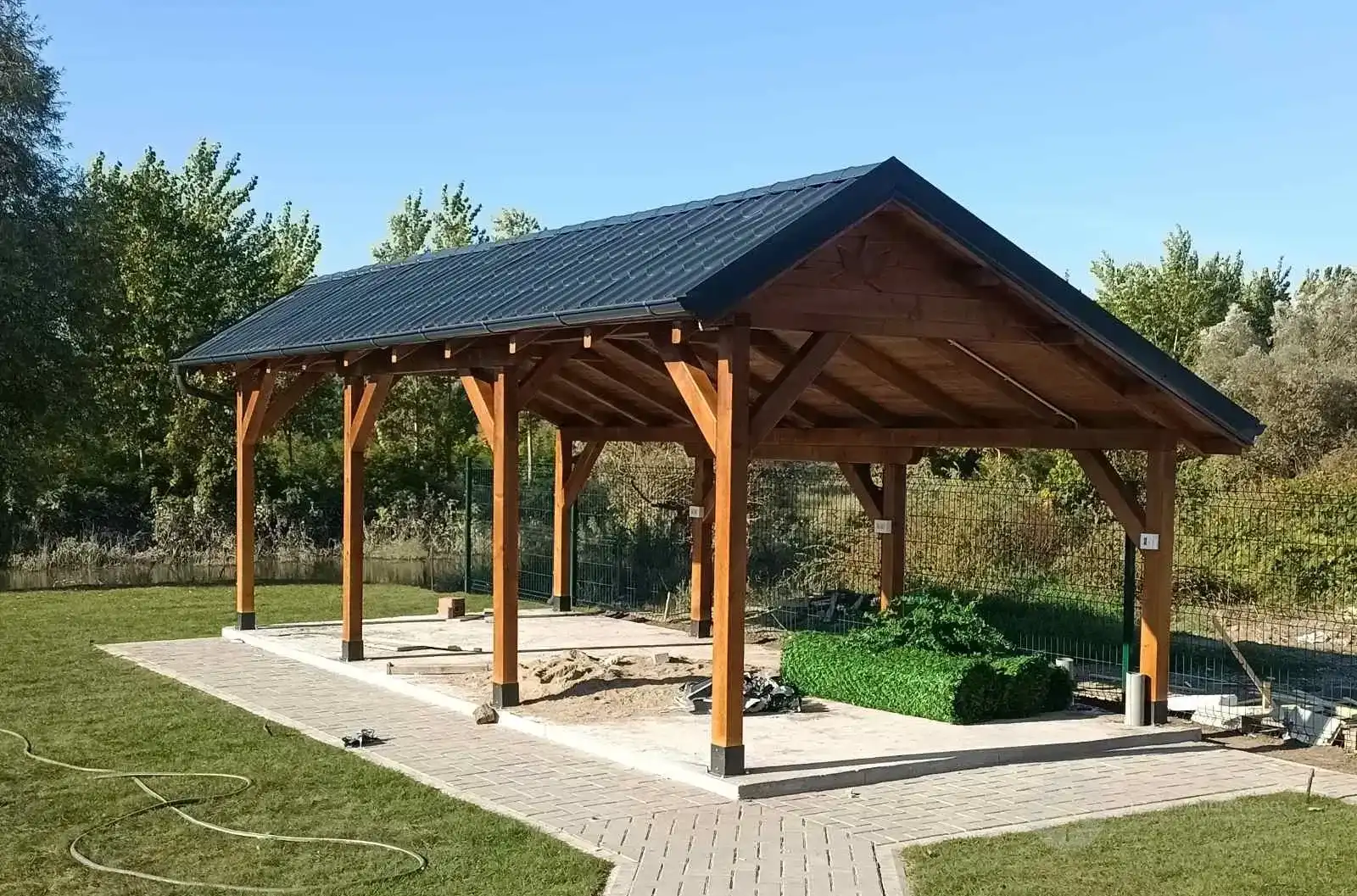 Drveni paviljon sa dvoslivnim krovom pored jezera
