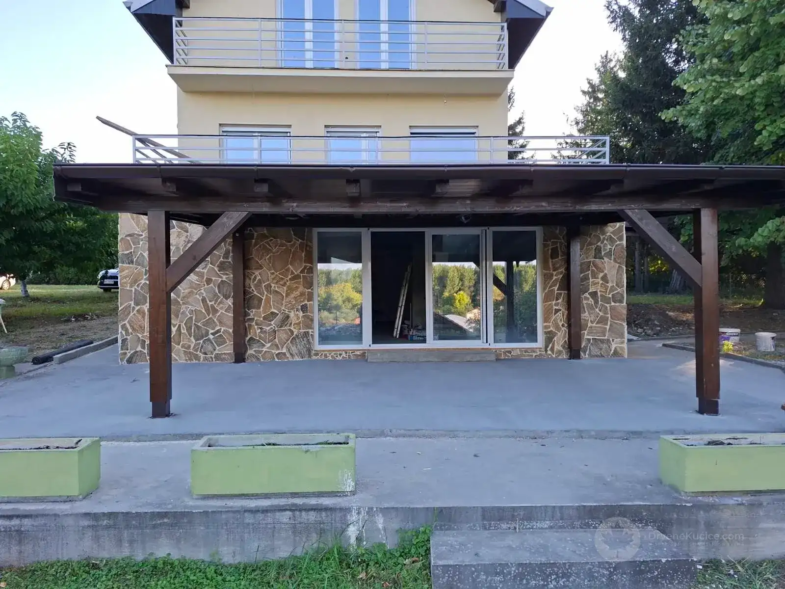 Drvena nadstrešnica za terasu uz kuću, fotografija 1