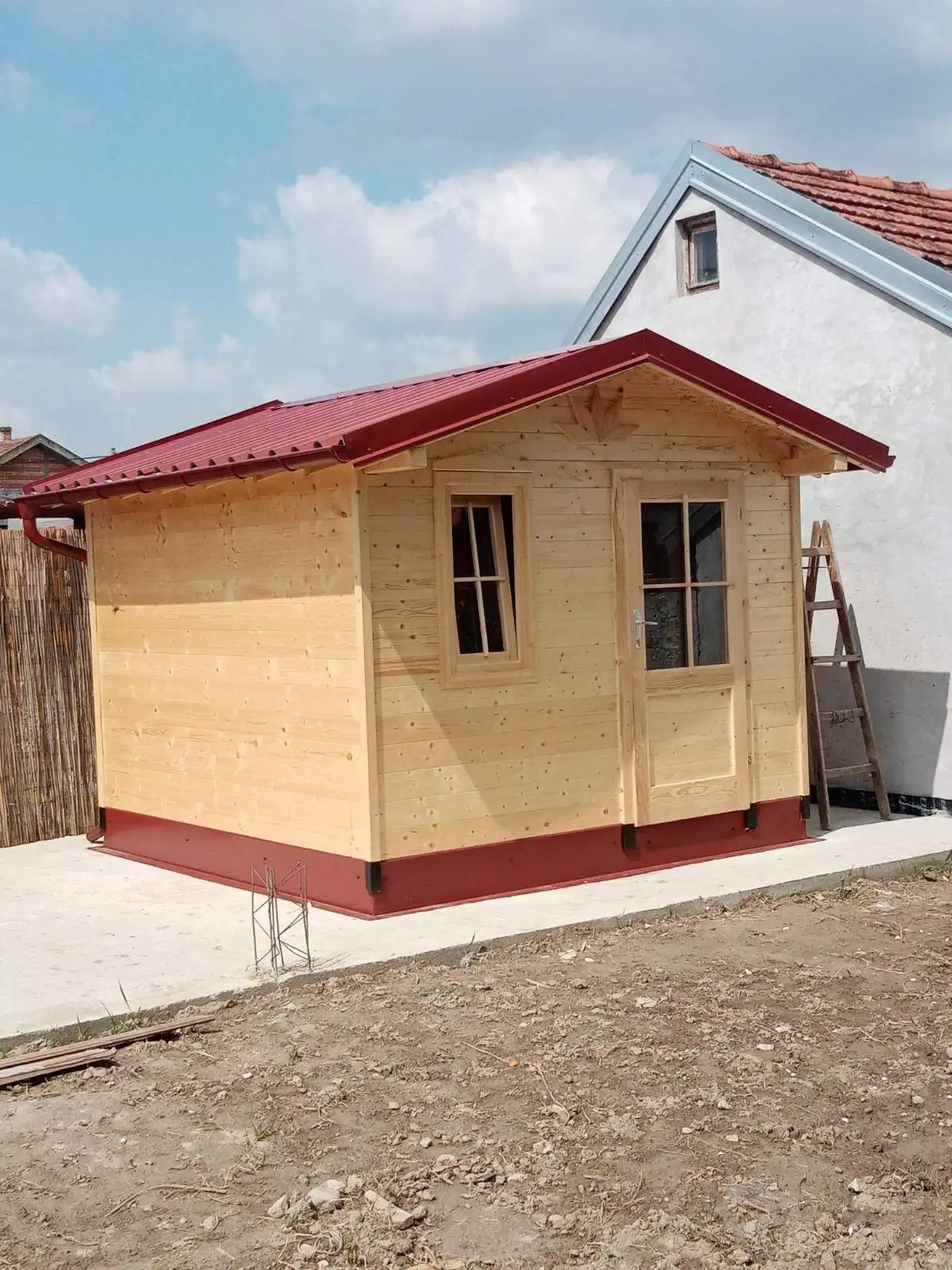 Mala drvena kućica sa crvenim krovom, fotografija 2