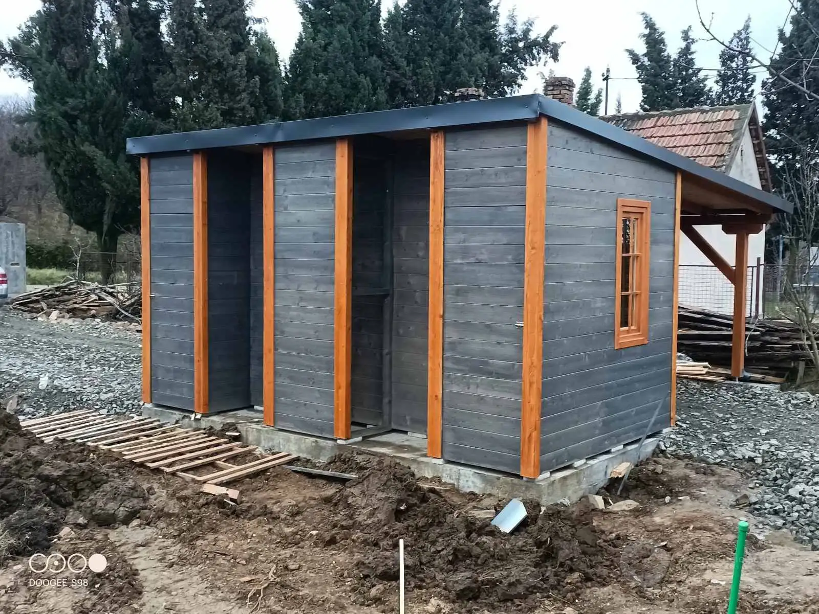 Siva drvena kućica sa nadstrešnicom, fotografija 3